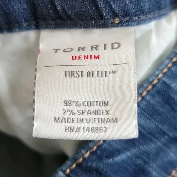 NWT TORRID SHORTS BERMUDA BOYFRIEND VINTAGE STRETCH DISTRESSED 10" INSEAM FRAYED - Picture 8 of 11
